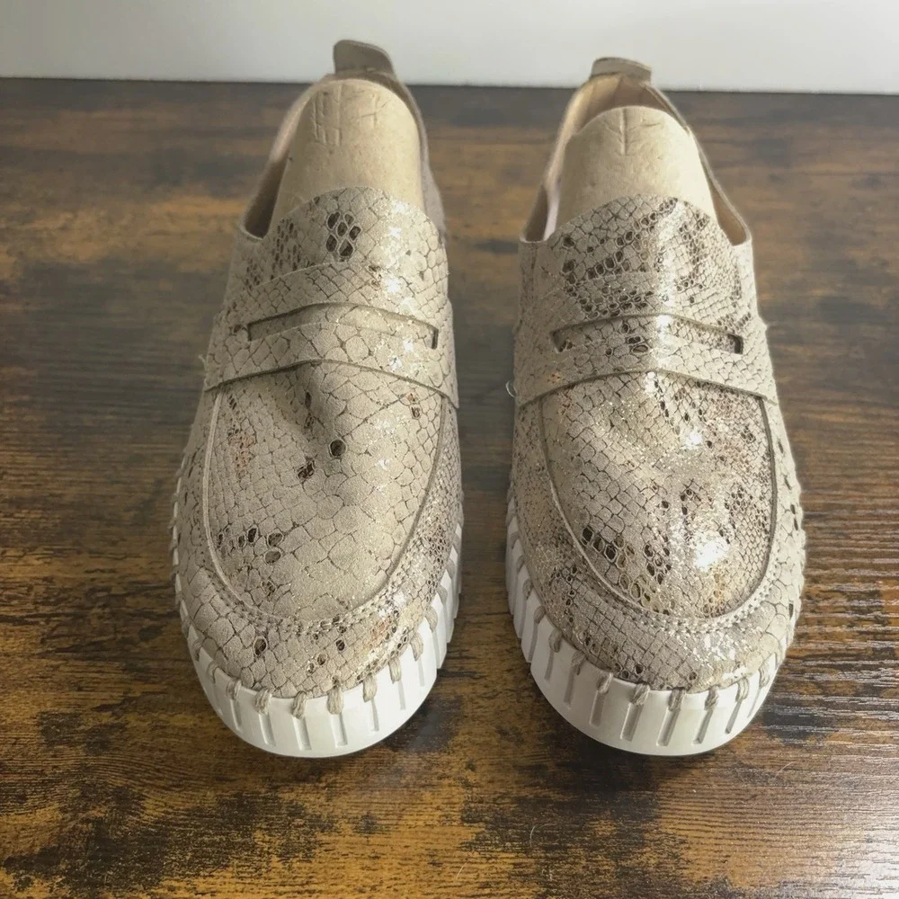 Isle Jacobson Tulip Loafers Sneakers Womens Sz 7 Wheat Gold Metallic Reptile